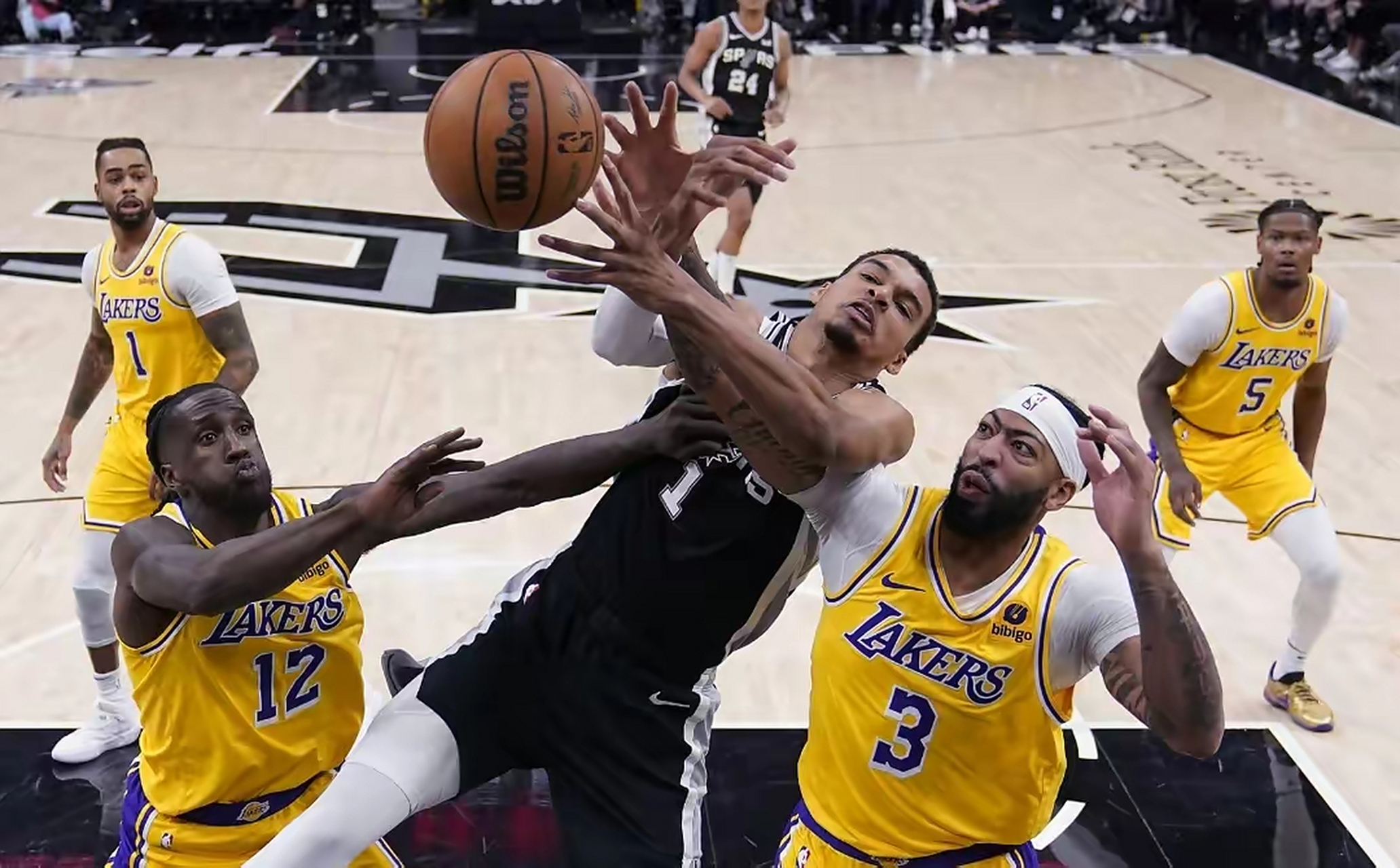 包含马刺横扫爵士，浓眉惊艳世界的词条