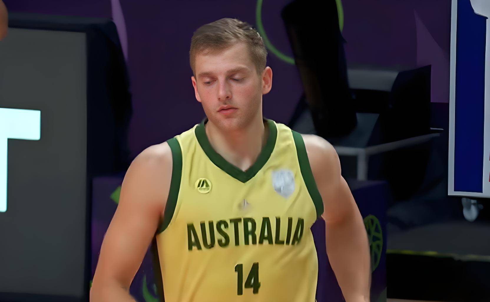 关于澳大利亚男篮鏖战塞尔维亚男篮，西蒙斯送出助攻的信息