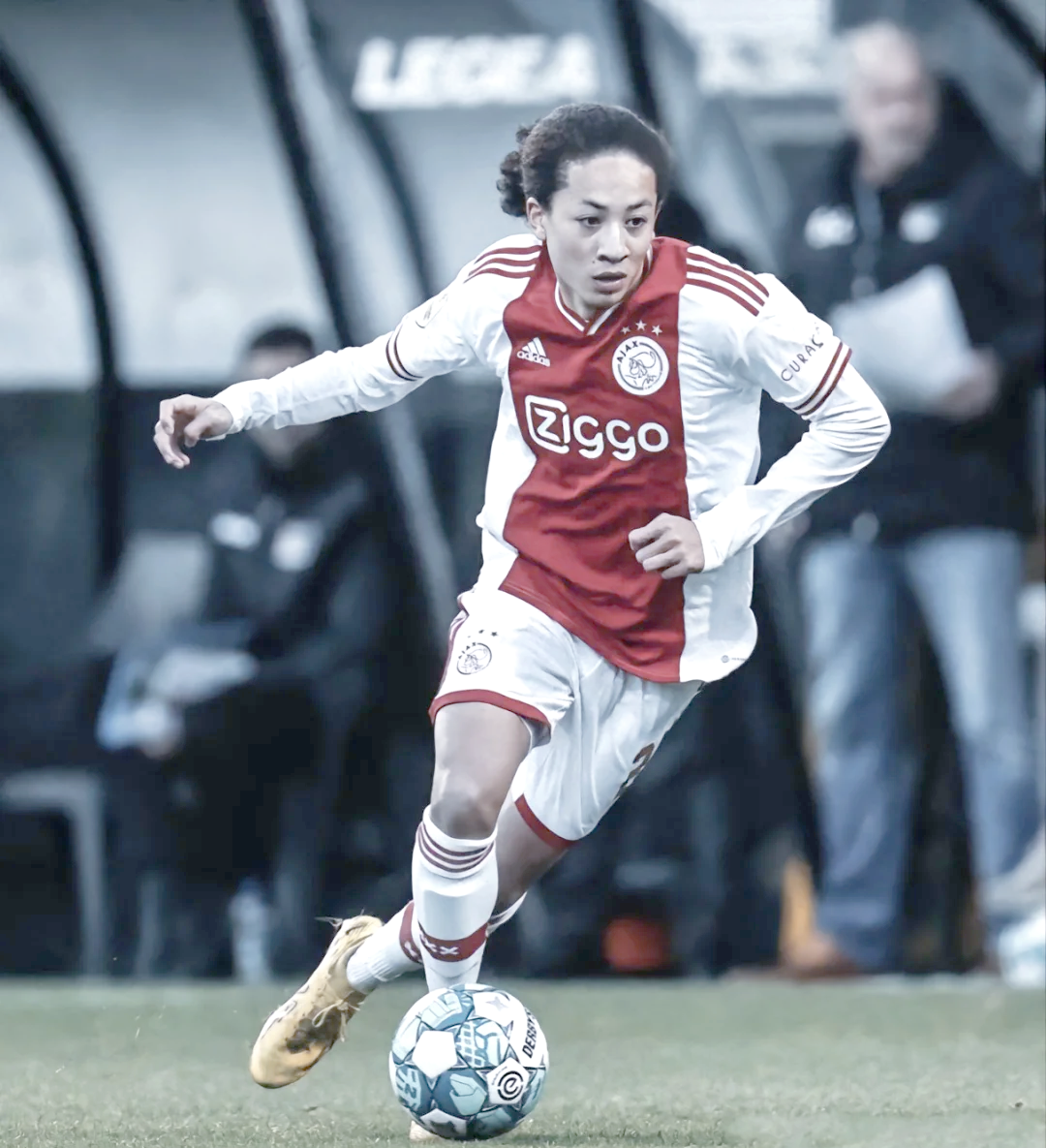 九游体育平台-阿贾克斯年轻球员的进步令人瞩目