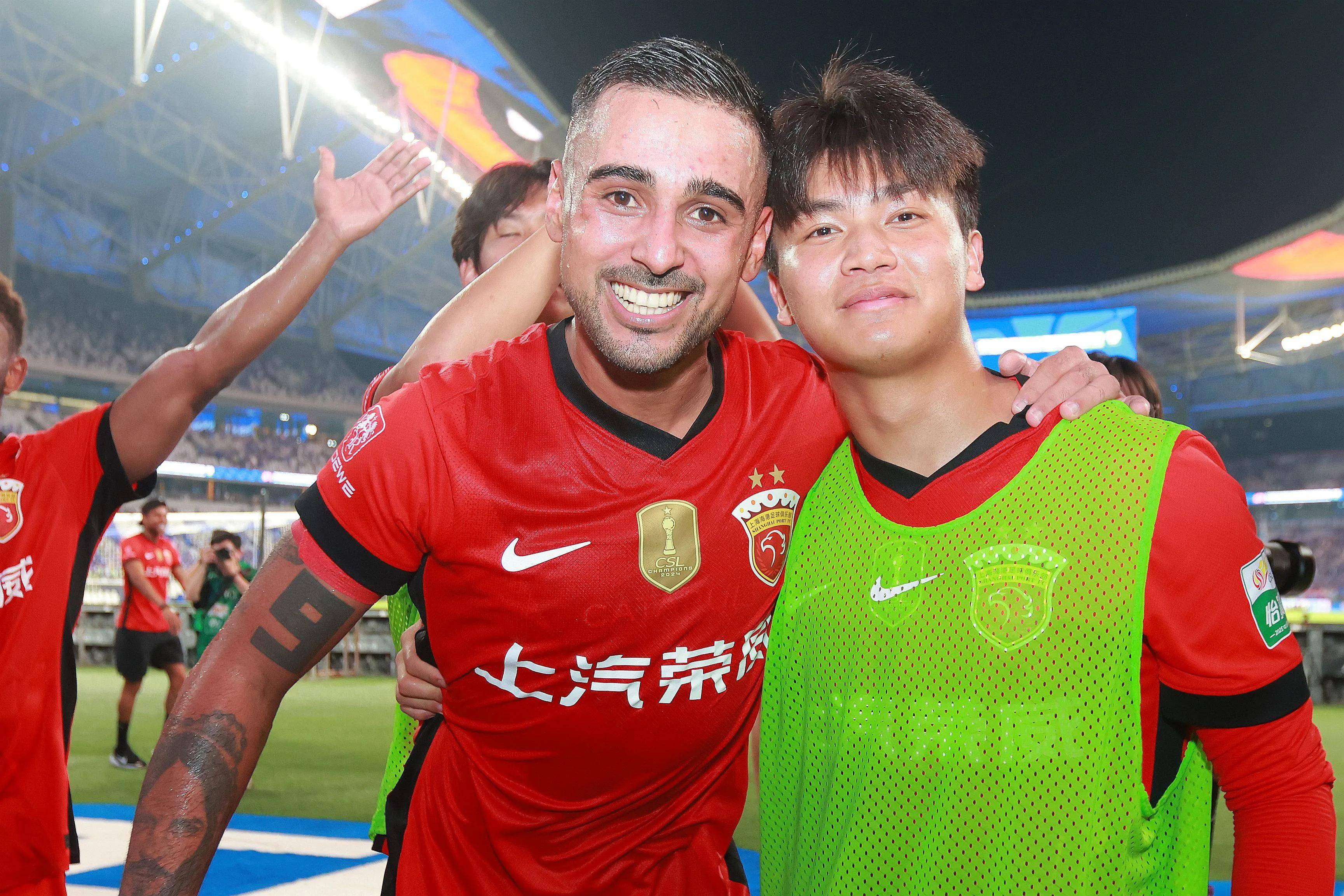 关于上海上港主场告捷，赢得球迷喝彩的信息