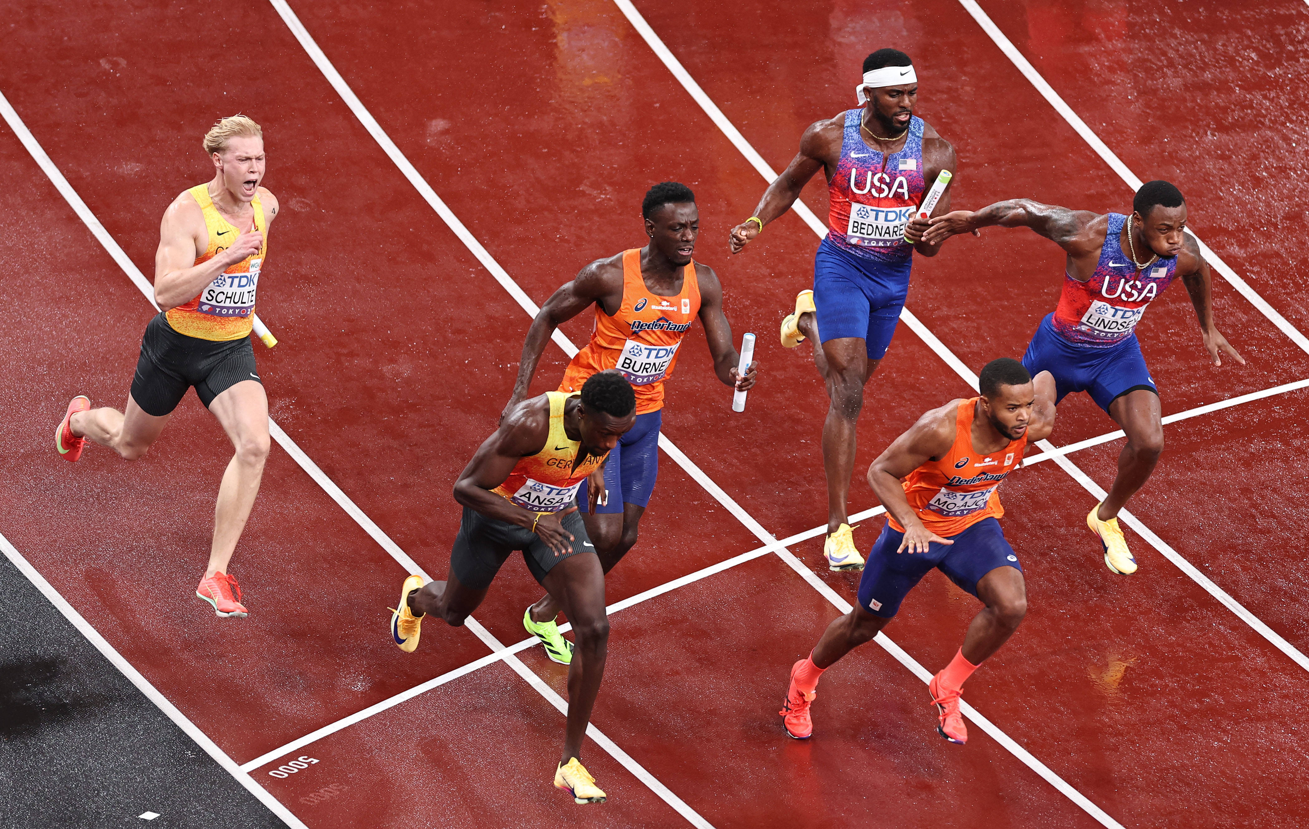 美国队在田径比赛中取得佳绩