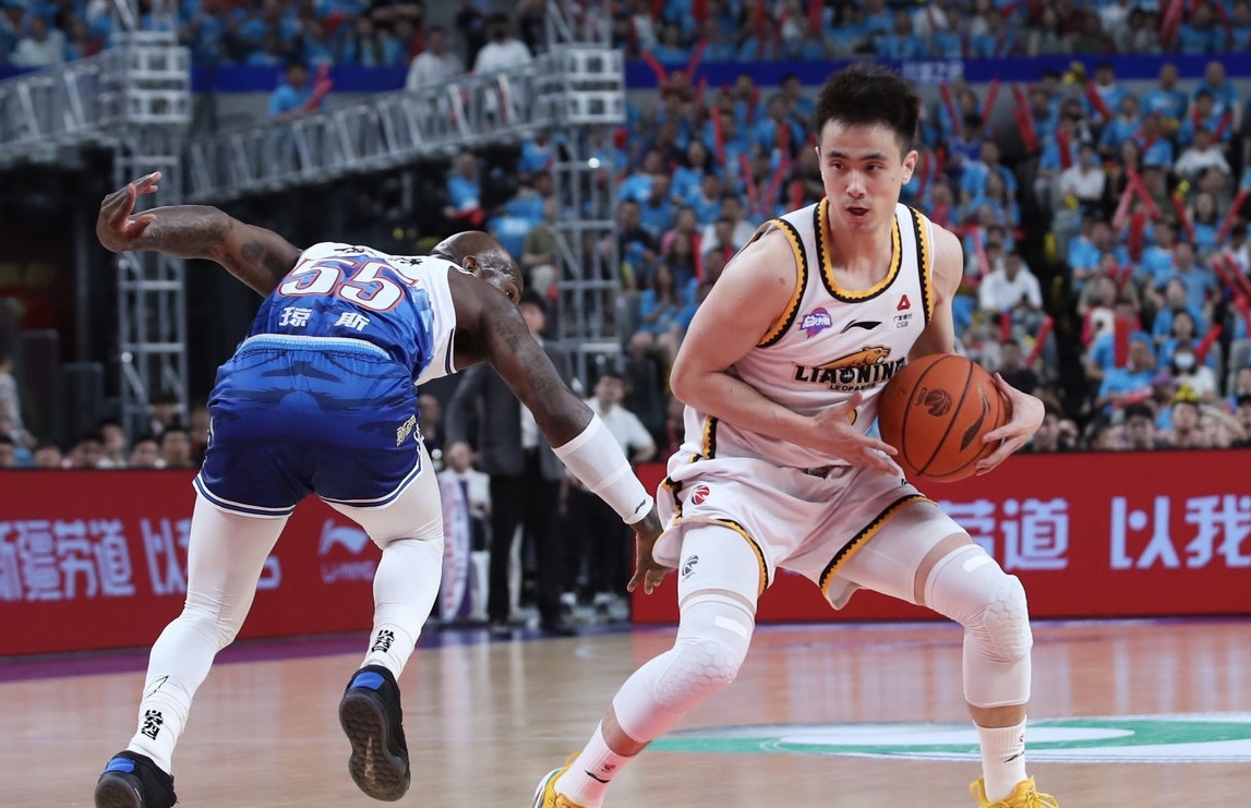 苏宁客场大胜富力，取得关键胜利