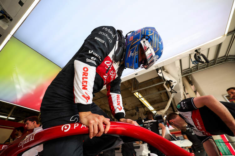 梅赛德斯绝杀红牛车队，周冠宇带队取胜的简单介绍