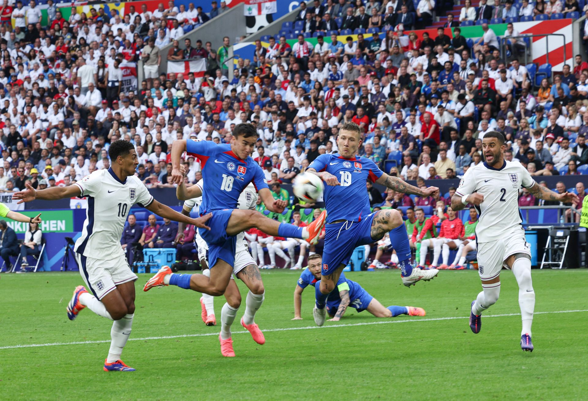 九游娱乐入口-英格兰队在足球锦标赛中登上领奖台的简单介绍